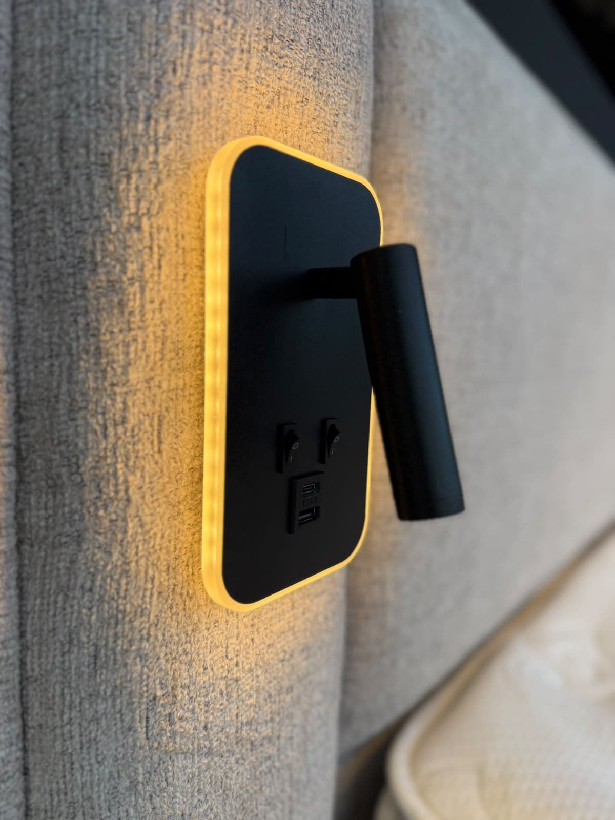 Geïntegreerde leeslamp met USB in het hoofdbord van de Mirelia